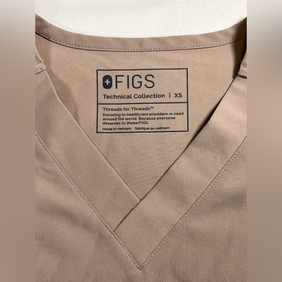 FIGS Technical Collection 3 pocket Scrub Top — Tan Size XS - Picture 6 of 7